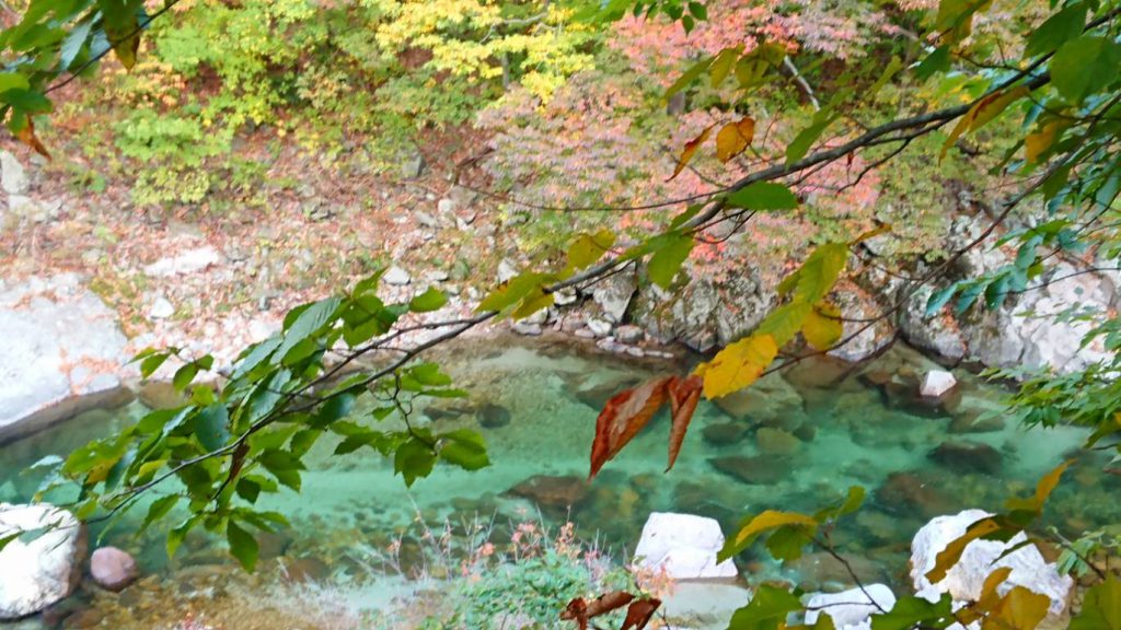 小安峡温泉、紅葉、渓流、温泉